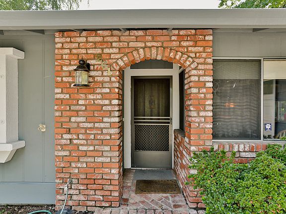 3rd image of 261 Newport Dr