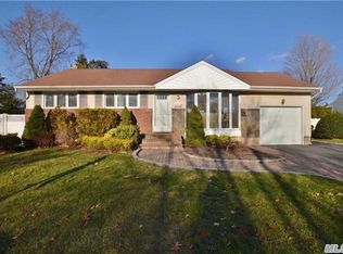 35 Clearwater Dr, Plainview, NY 11803