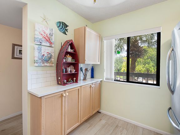 5th image of 901 Seafarer Circle #306