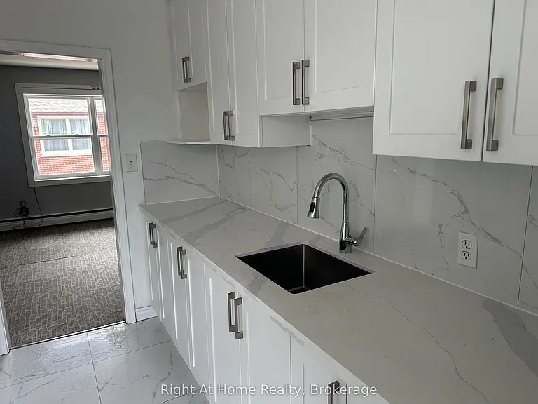119 Rossland Rd E #4 — Photo 14