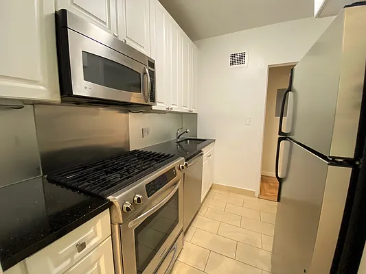 Rented by 165 E 66 Street Residential Owner LLC | media 11