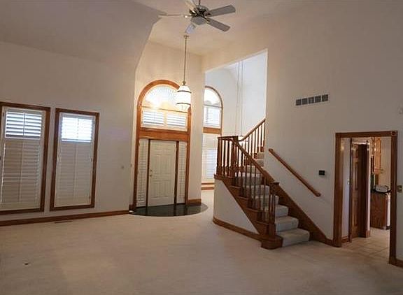 2nd image of 3116 S Victoria Ln