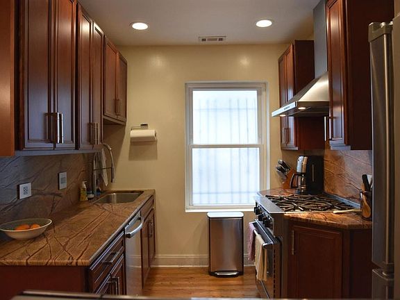3rd image of 3343 N Leavitt St