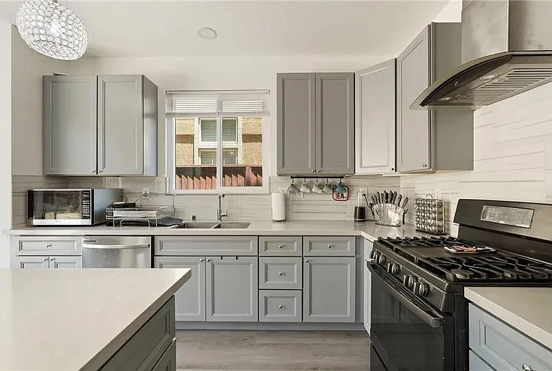 5 bed, 2430 sqft, $4,375 — Photo 4