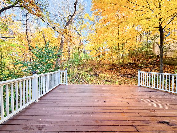Private deck! Nestled in nature!