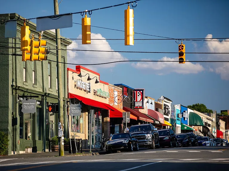 15 minutes from shopping and dining options in Downtown Durham
