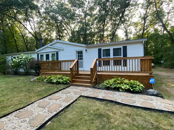 9311 N Maple Hill Rd, Howard City, MI 49329