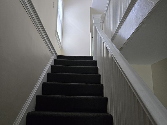 4th image of 910 Colonial Ave