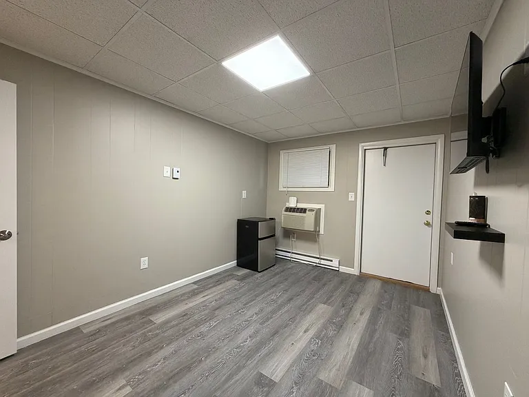 2423 Crest St — Photo 5