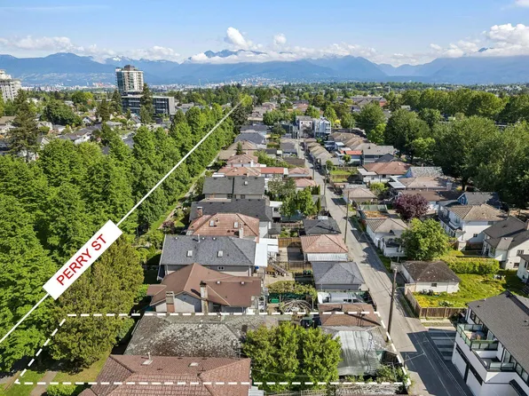 4420 Perry St, Vancouver, BC V5N 3X5