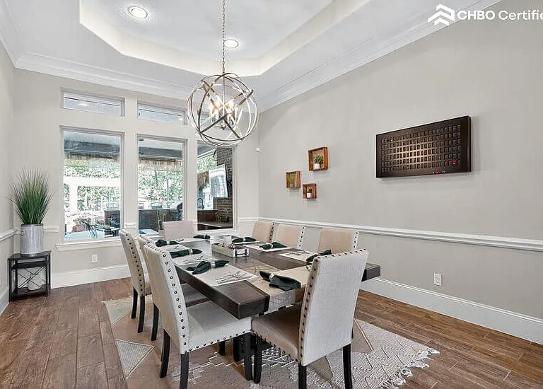 Chic dining room for entertaining