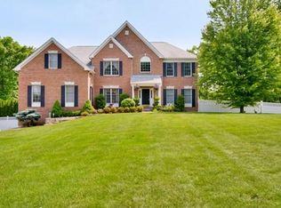 32 Greenwood Rd, Hopkinton, MA 01748