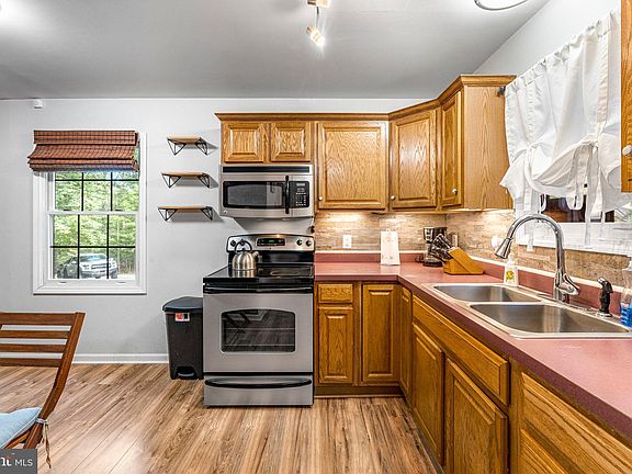 3rd image of 186 Lakewood Cir