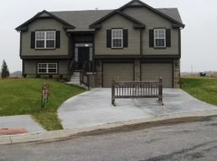 9000 SW 9th Terrace Ct, Blue Springs, MO 64064