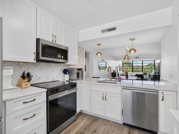 3635 Whitehall Drive #302, West Palm Beach, FL 33401