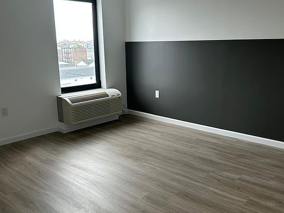2nd image of 556 Market St #1