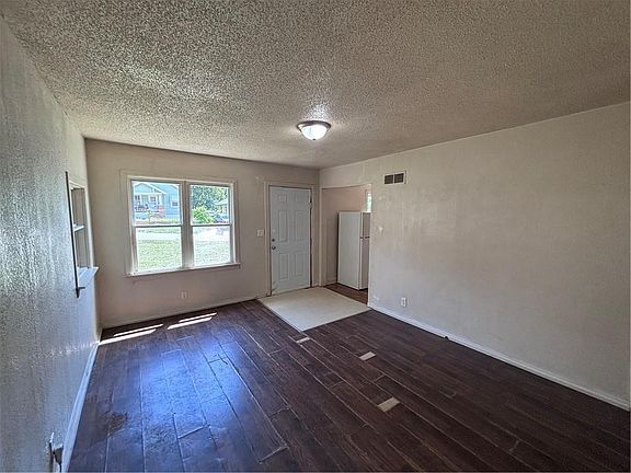 5th image of 4436 Myrtle Ave