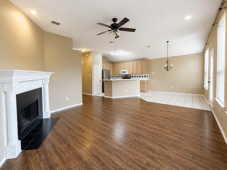 9505 Thorncliff Dr — Photo 7