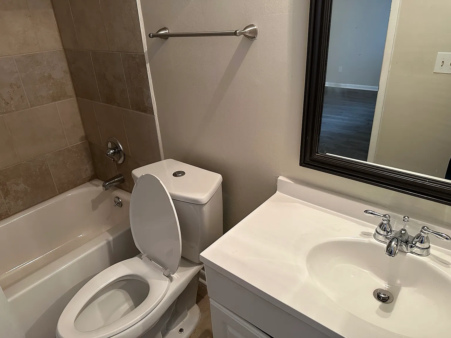 3 bed, 1140 sqft, $1,895 — Photo 3