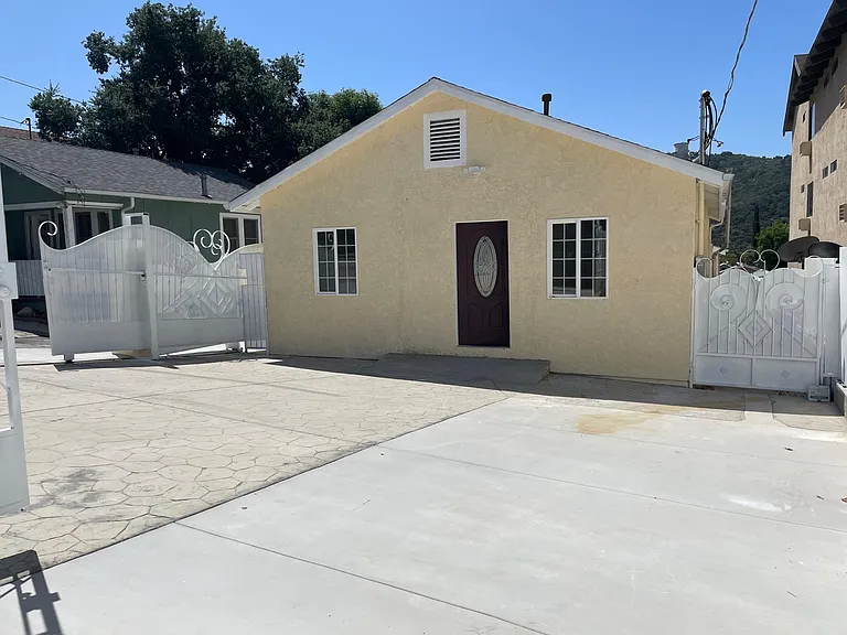10056-1 Tujunga Canyon Blvd — Photo 1