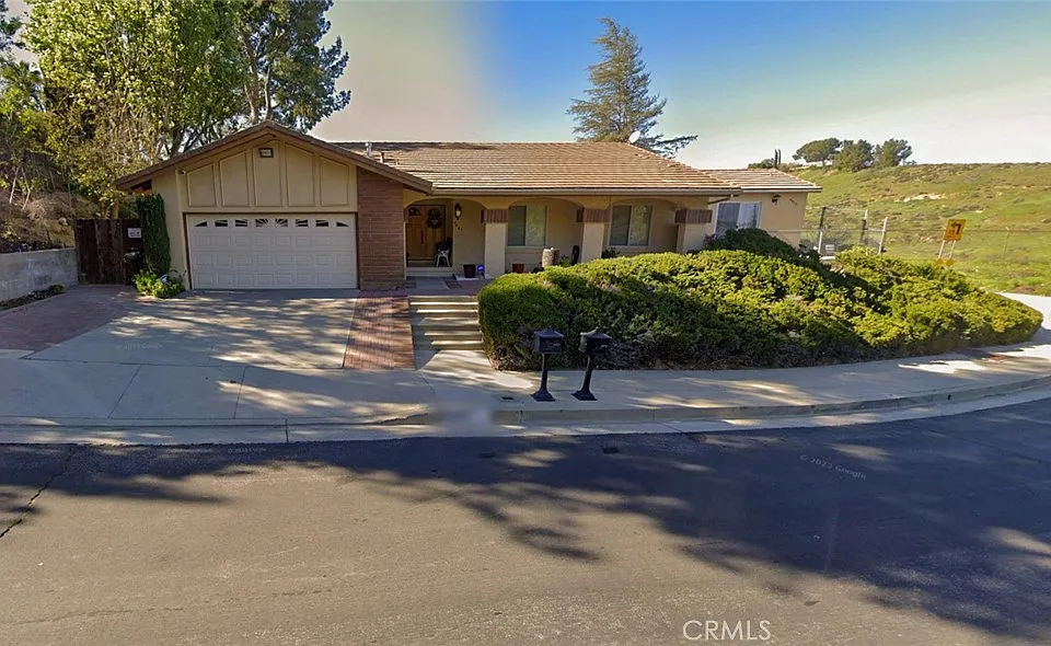 9019-9021 Farralone Ave