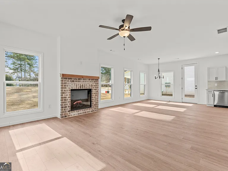 105 Carroll Cir — Photo 3