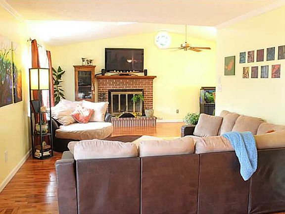 4th image of 7 Iris Ln