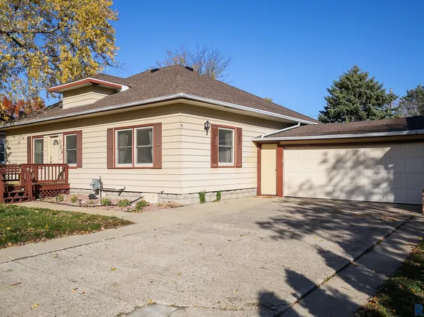 304 E 3rd Ave, Lennox, SD 57039