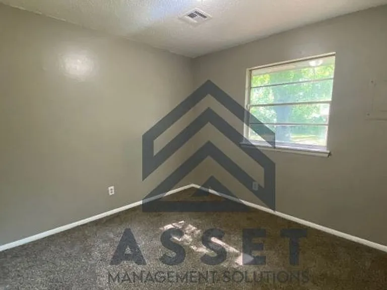 1612 Melinda Ln — Photo 12