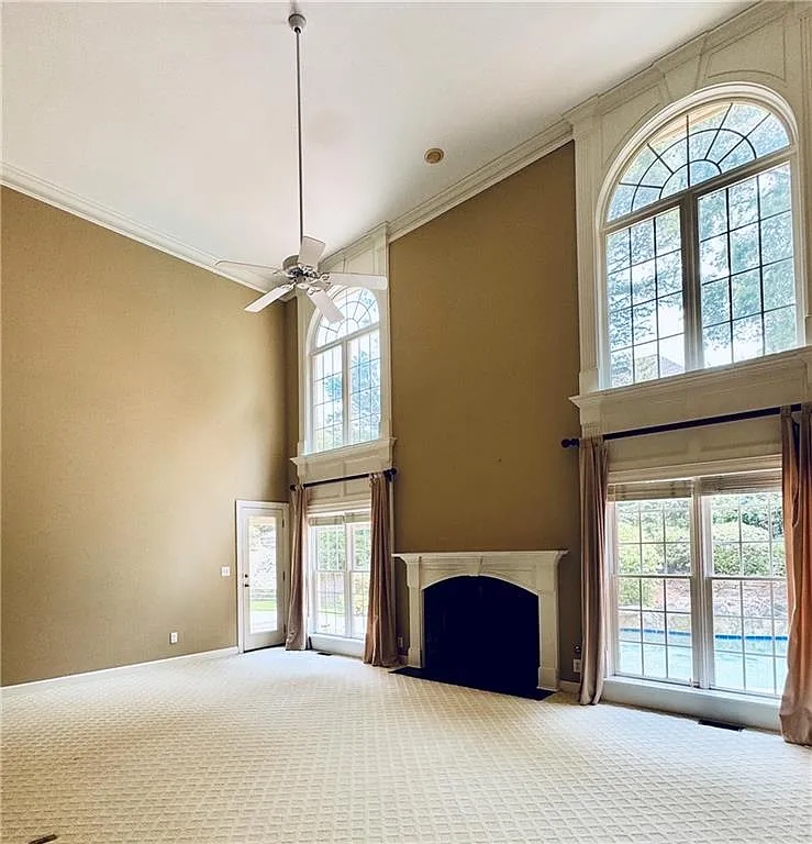 5 bed, 5.0 bath, 6081 sqft, $5,200 — Photo 3