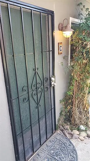 Island-2770 - The Green Door C — Photo 2