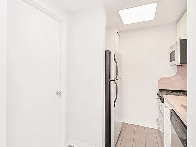 333 W 43rd St #4C — Photo 9
