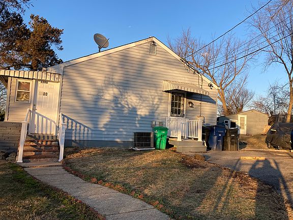 front entrance, view of driveway.