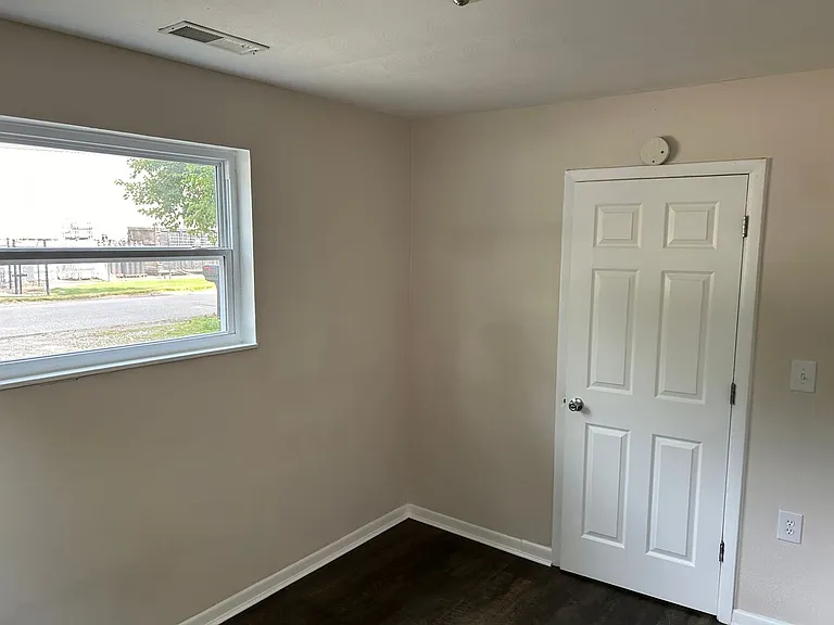 1220 Lincoln St — Photo 3