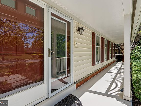 4th image of 943 Willowleaf Way
