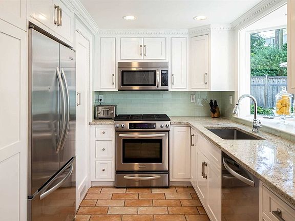 4th image of 67 Wakefield Ave