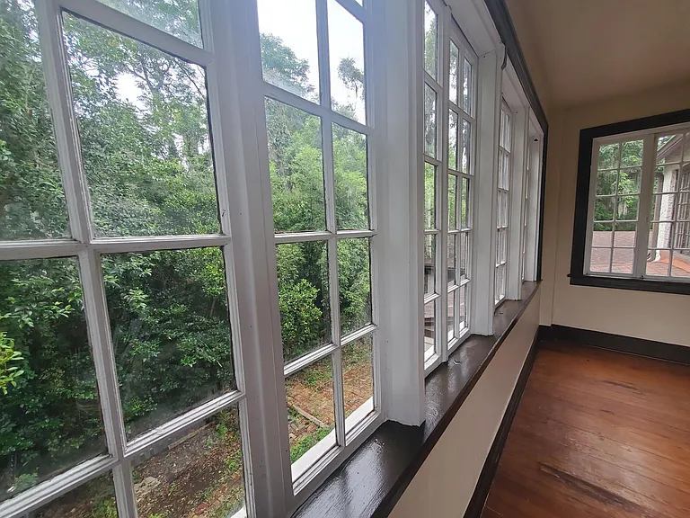 323 N Walnut St — Photo 17