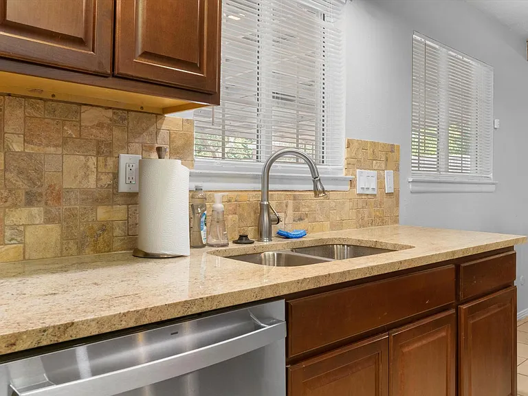 10217 Santa Paula Ave NE — Photo 21
