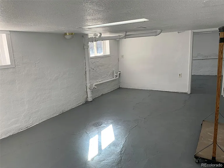 4385 Benton St — Photo 34