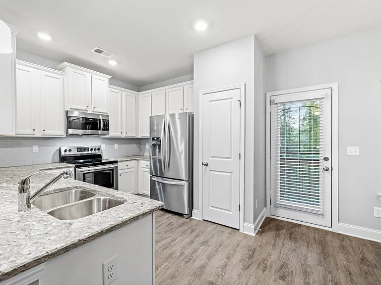 2570 Castellan Dr — Photo 18