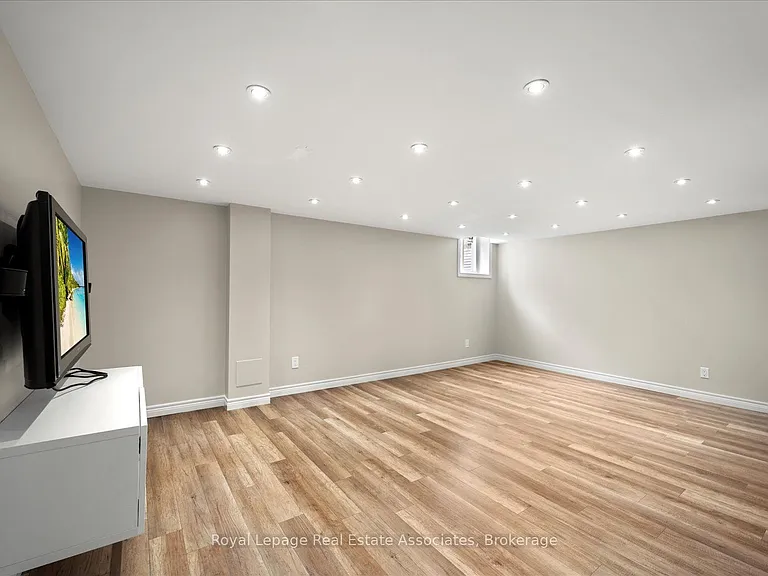 438 Claremont Cres — Photo 29