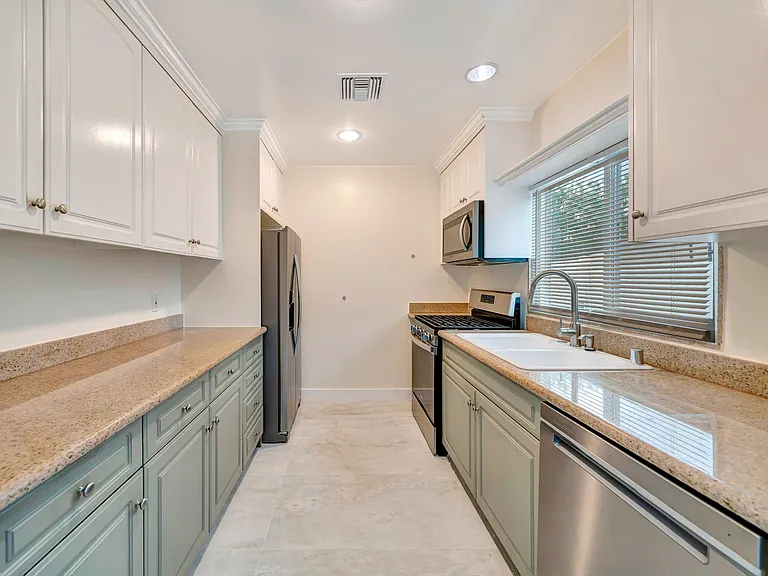 10951 Whitegate Ave — Photo 15