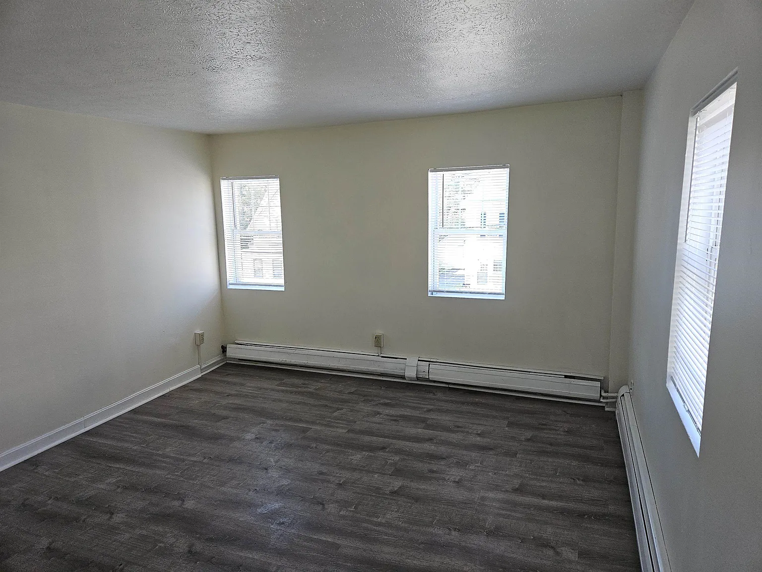 3 bed, 1.0 bath, 1045 sqft, $2,100 — Photo 4