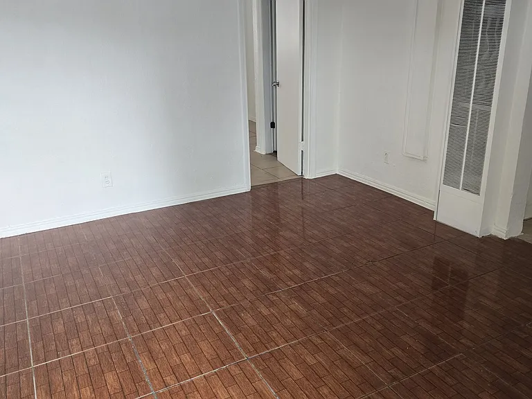 2556 Traction Ave #3 — Photo 2