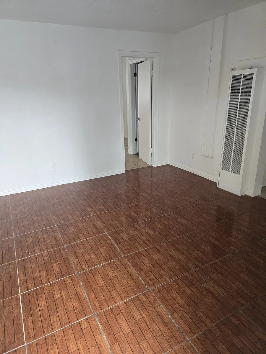 Building Photo - 2556 Traction Ave #3