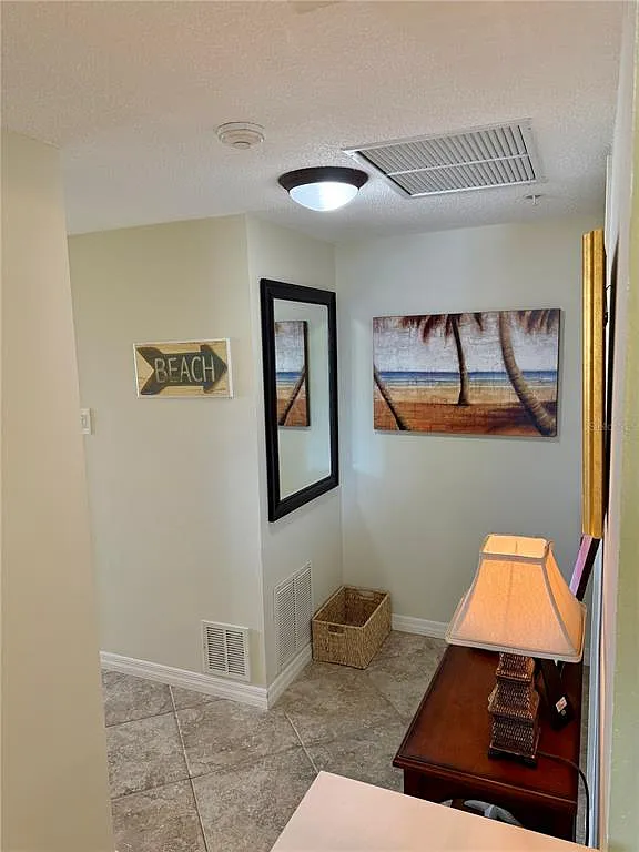 2 bed, 2.0 bath, 1382 sqft, $10,000 — Photo 4