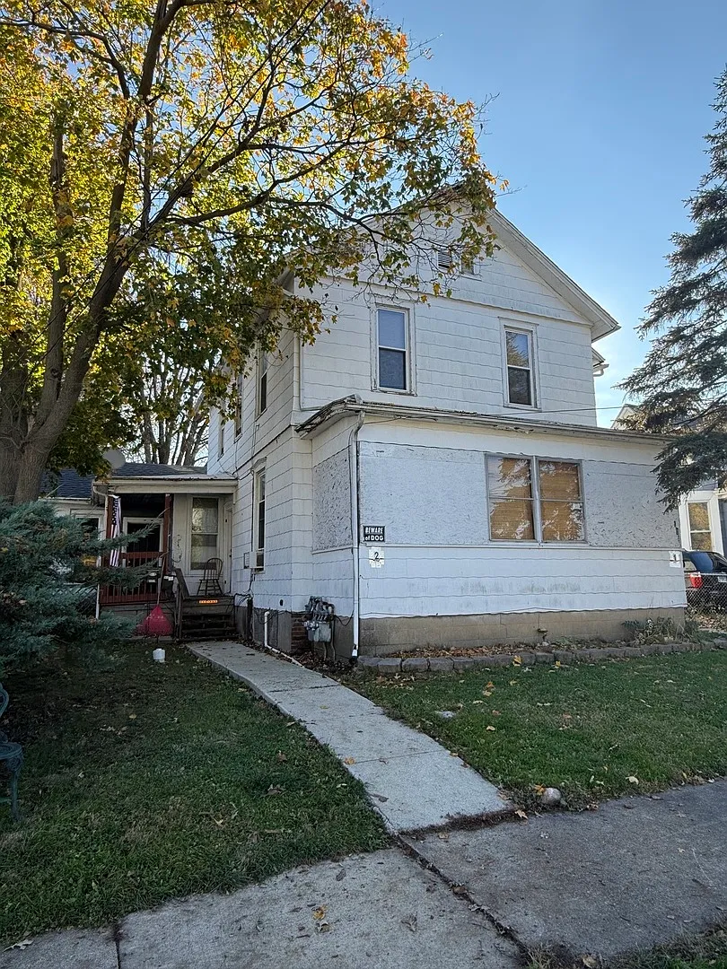 814 W Grove St photo 1