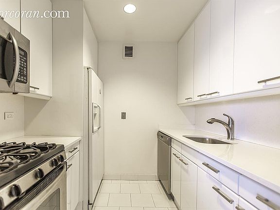 3rd image of 146 W 57th St APT 58B