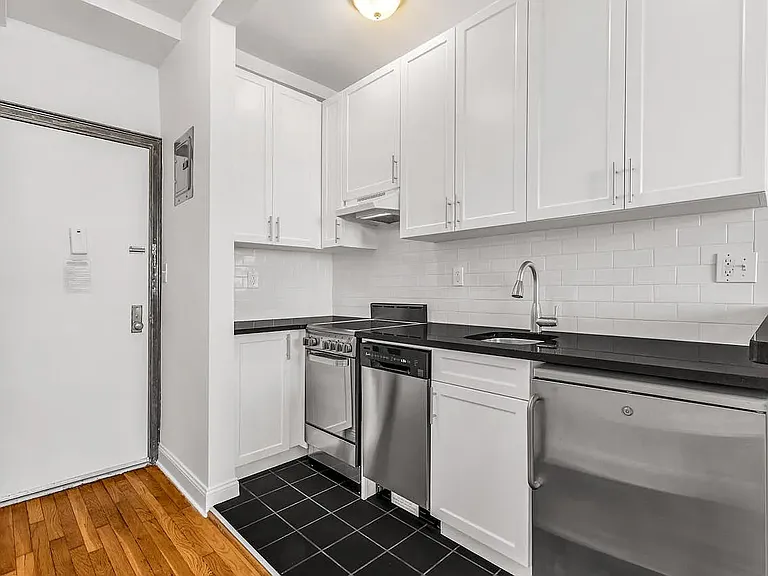 208 W 23rd St #1502 — Photo 2