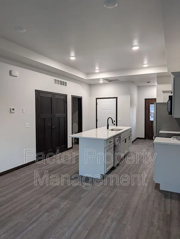 3 bed, 2.5 bath, 1450 sqft, $1,800 — Photo 4